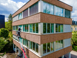 Gebäudereinigung mit Hebebühne in Winterthur durch CleanWin